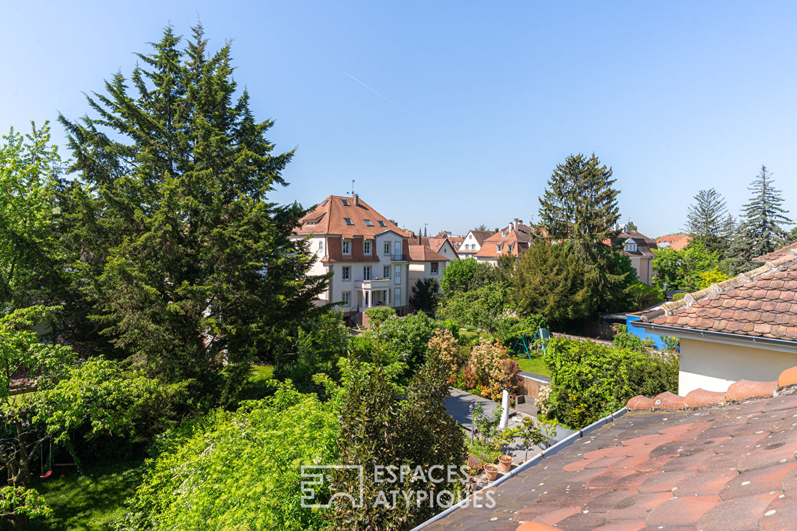 Top floor and garden in the heart of the Conseil des XV