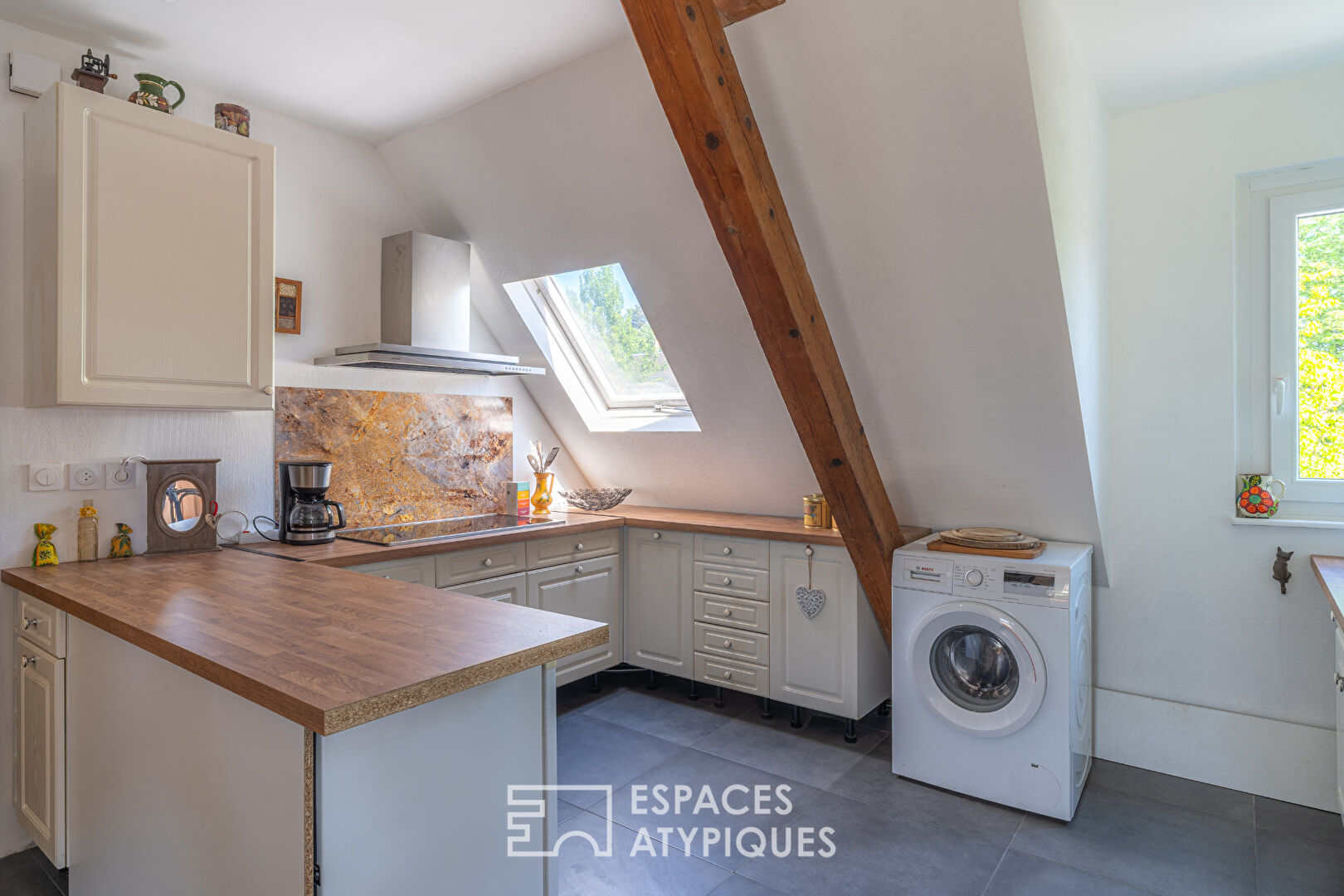 Top floor and garden in the heart of the Conseil des XV