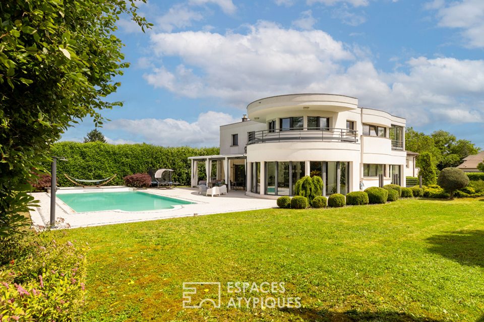 Maison d'architecte aux lignes élégantes avec piscine et jardin