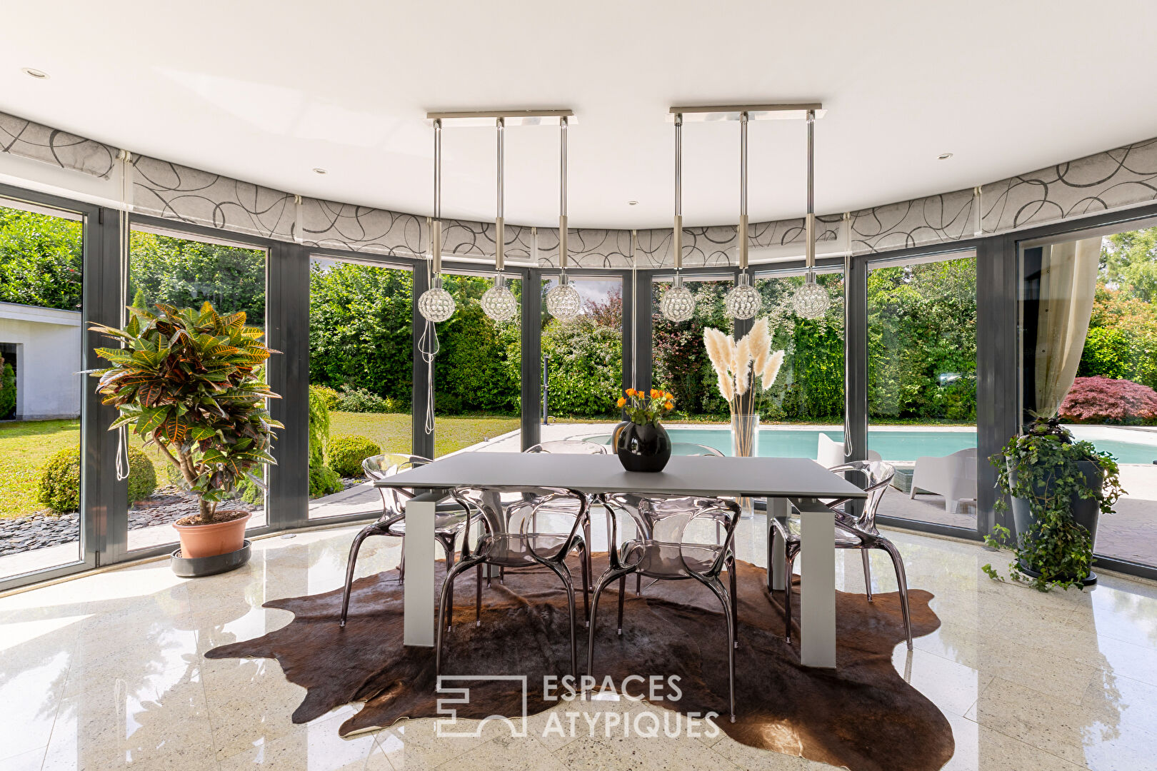 Architect-designed house with elegant lines, swimming pool and garden