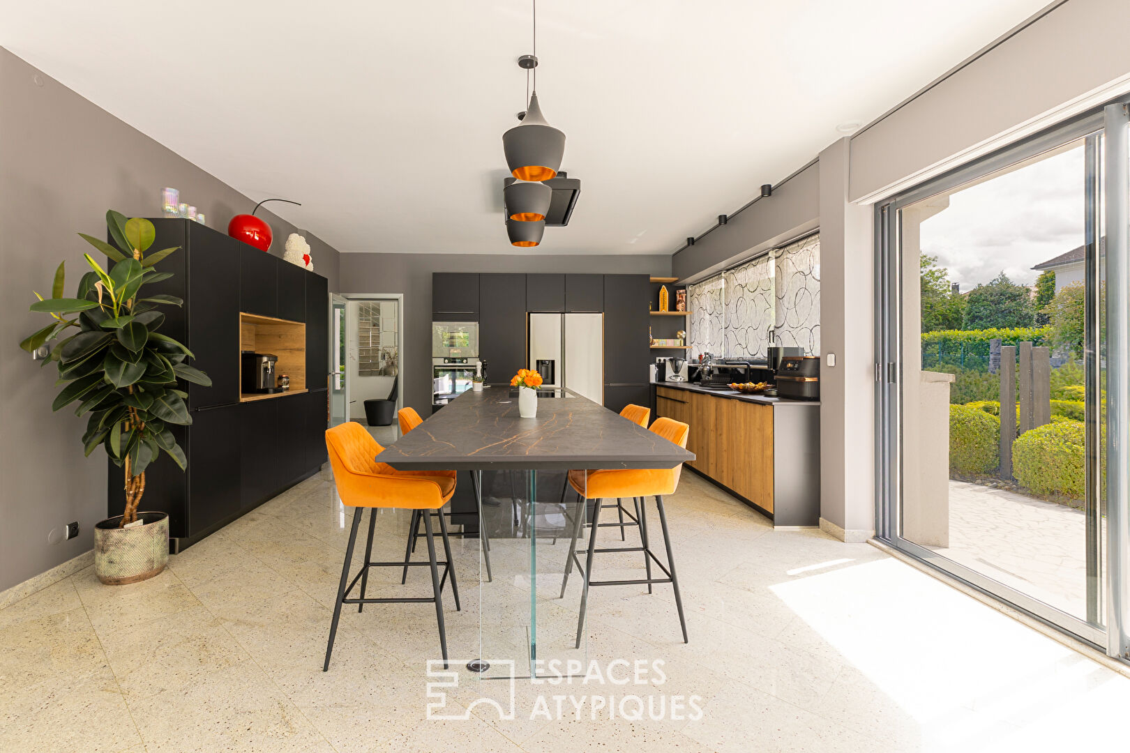 Architect-designed house with elegant lines, swimming pool and garden