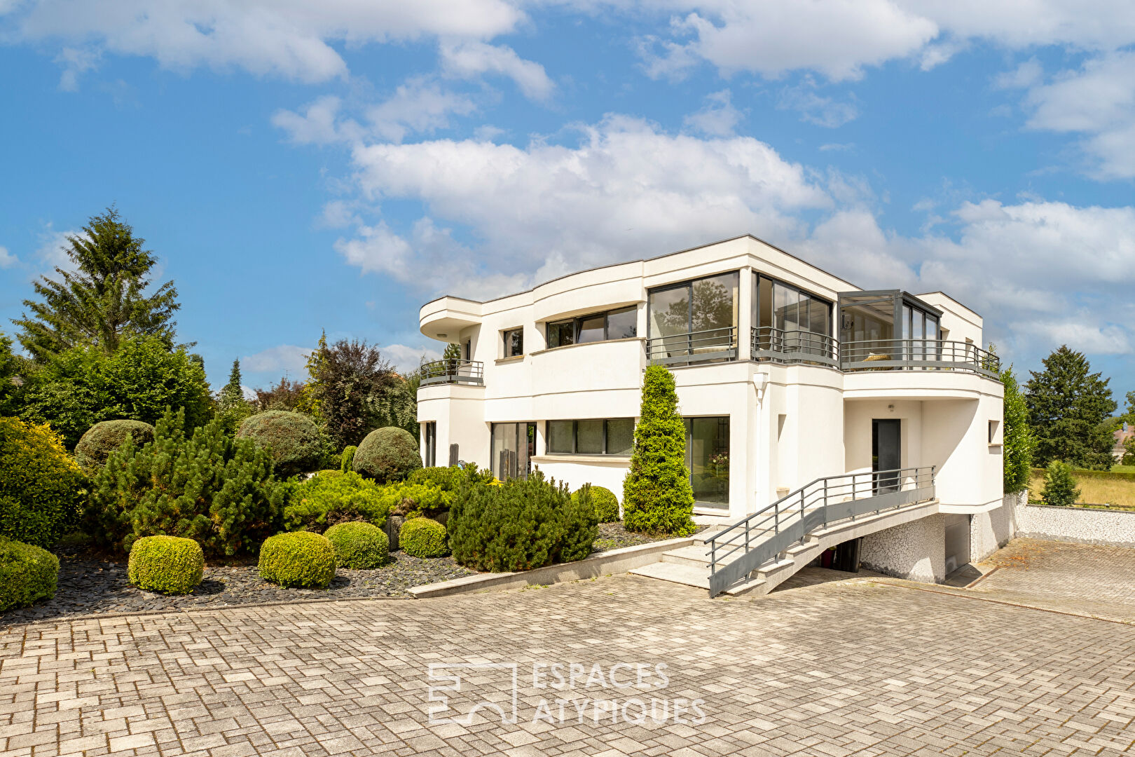 Architect-designed house with elegant lines, swimming pool and garden
