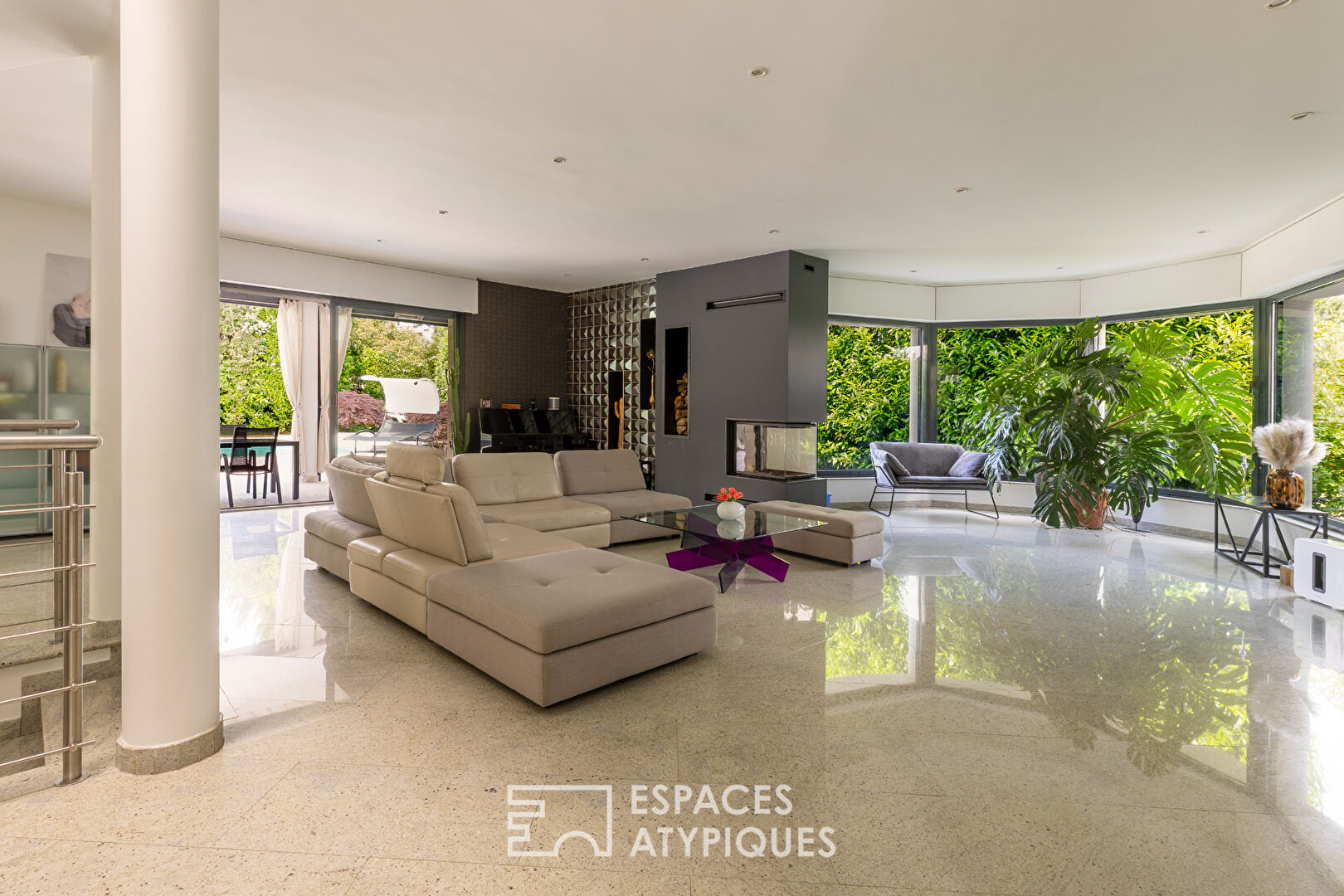 Architect-designed house with elegant lines, swimming pool and garden