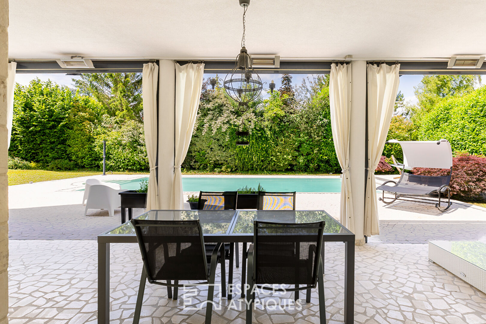 Architect-designed house with elegant lines, swimming pool and garden