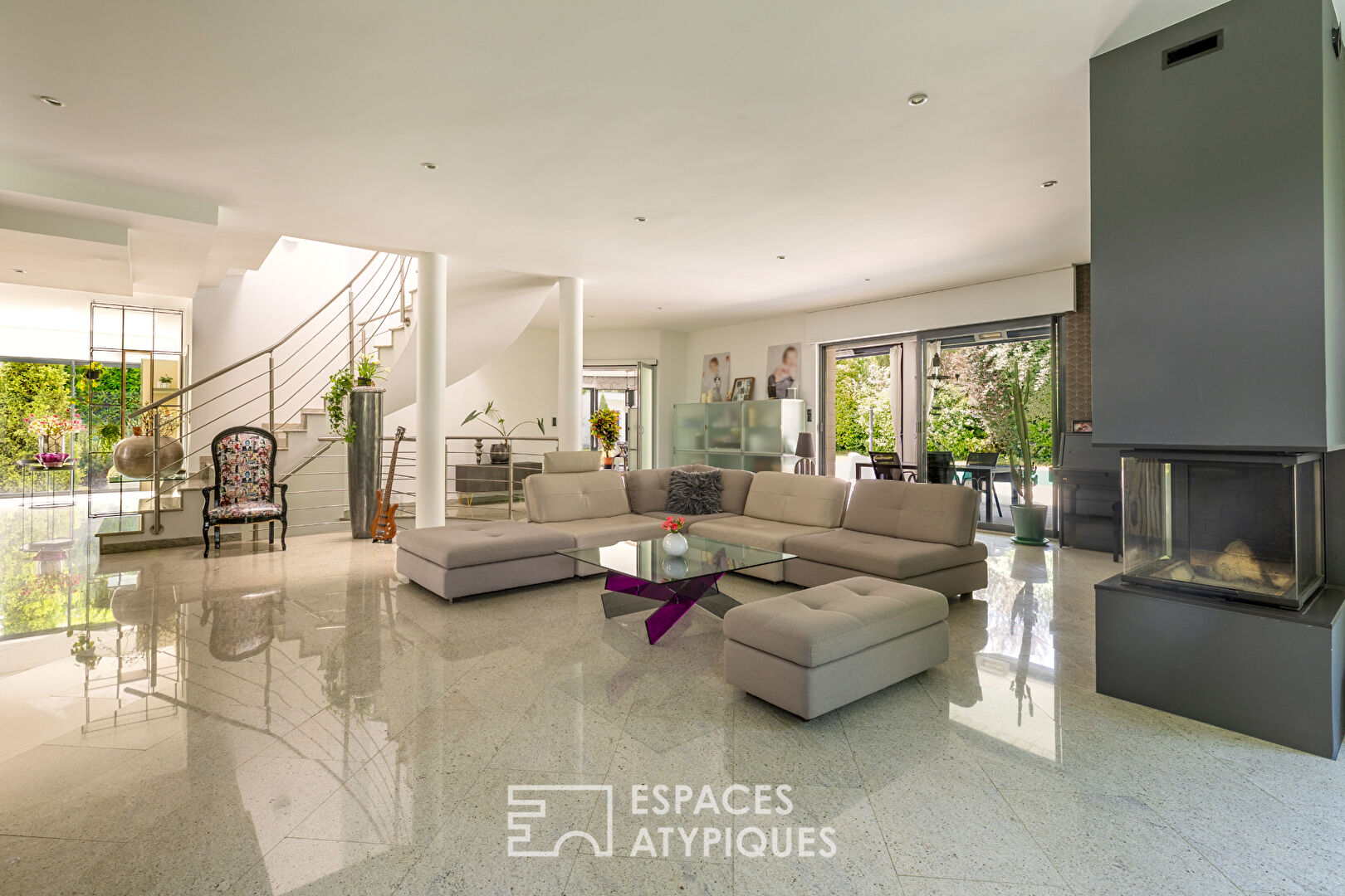 Architect-designed house with elegant lines, swimming pool and garden