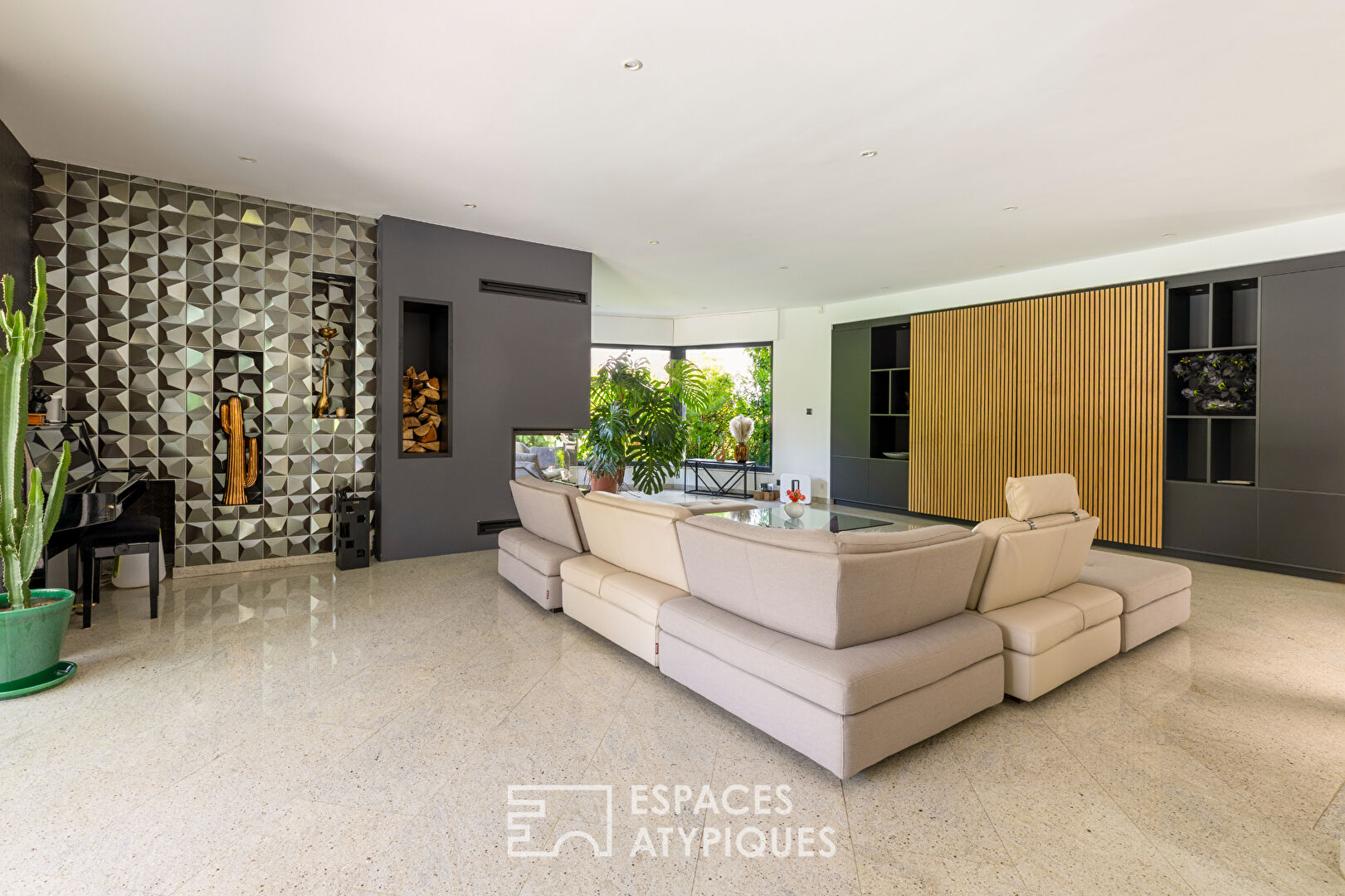 Architect-designed house with elegant lines, swimming pool and garden