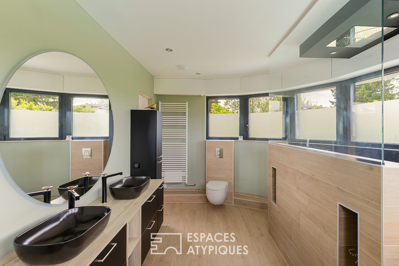 Architect-designed house with elegant lines, swimming pool and garden