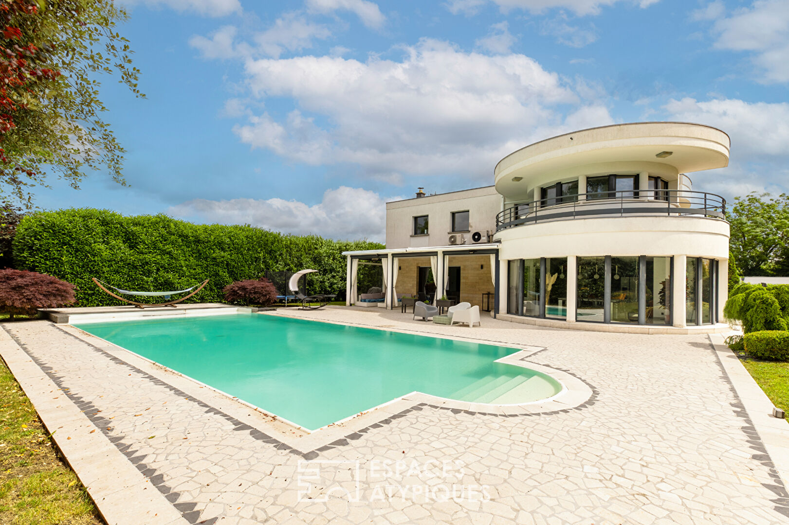 Architect-designed house with elegant lines, swimming pool and garden