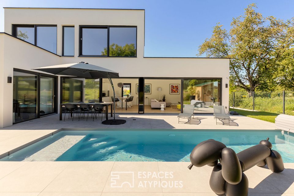 Maison contemporaine avec piscine et jardin
