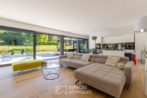 Maison contemporaine avec piscine et jardin