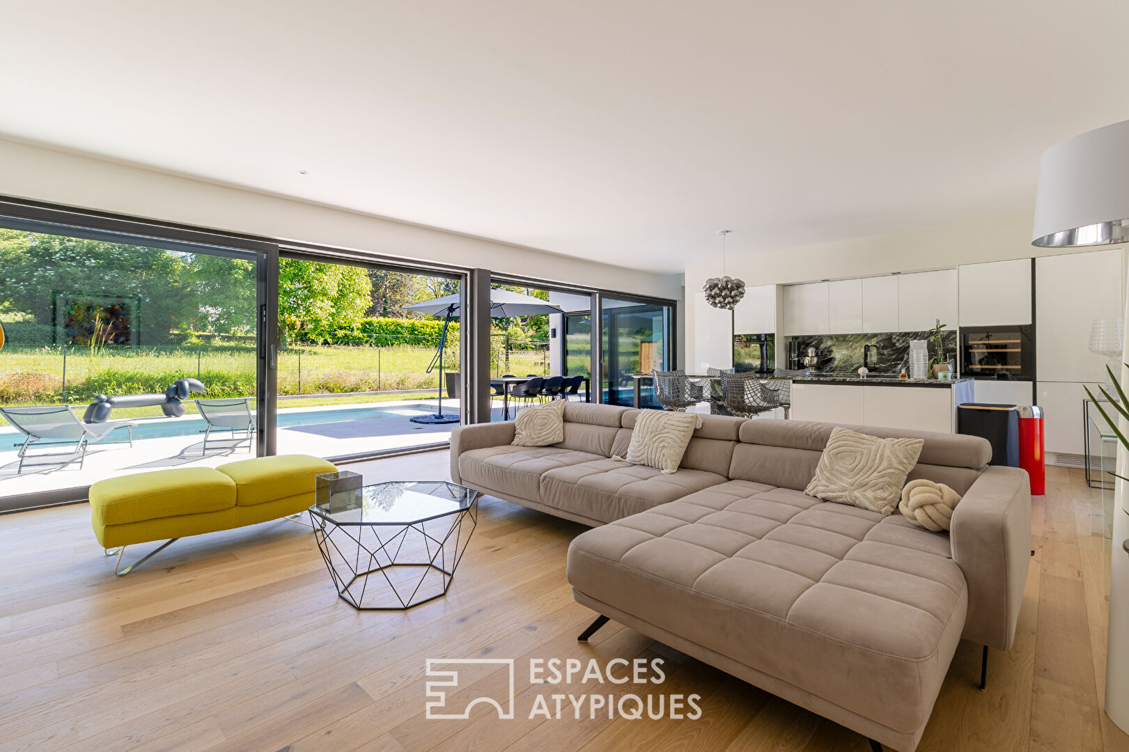 Maison contemporaine avec piscine et jardin