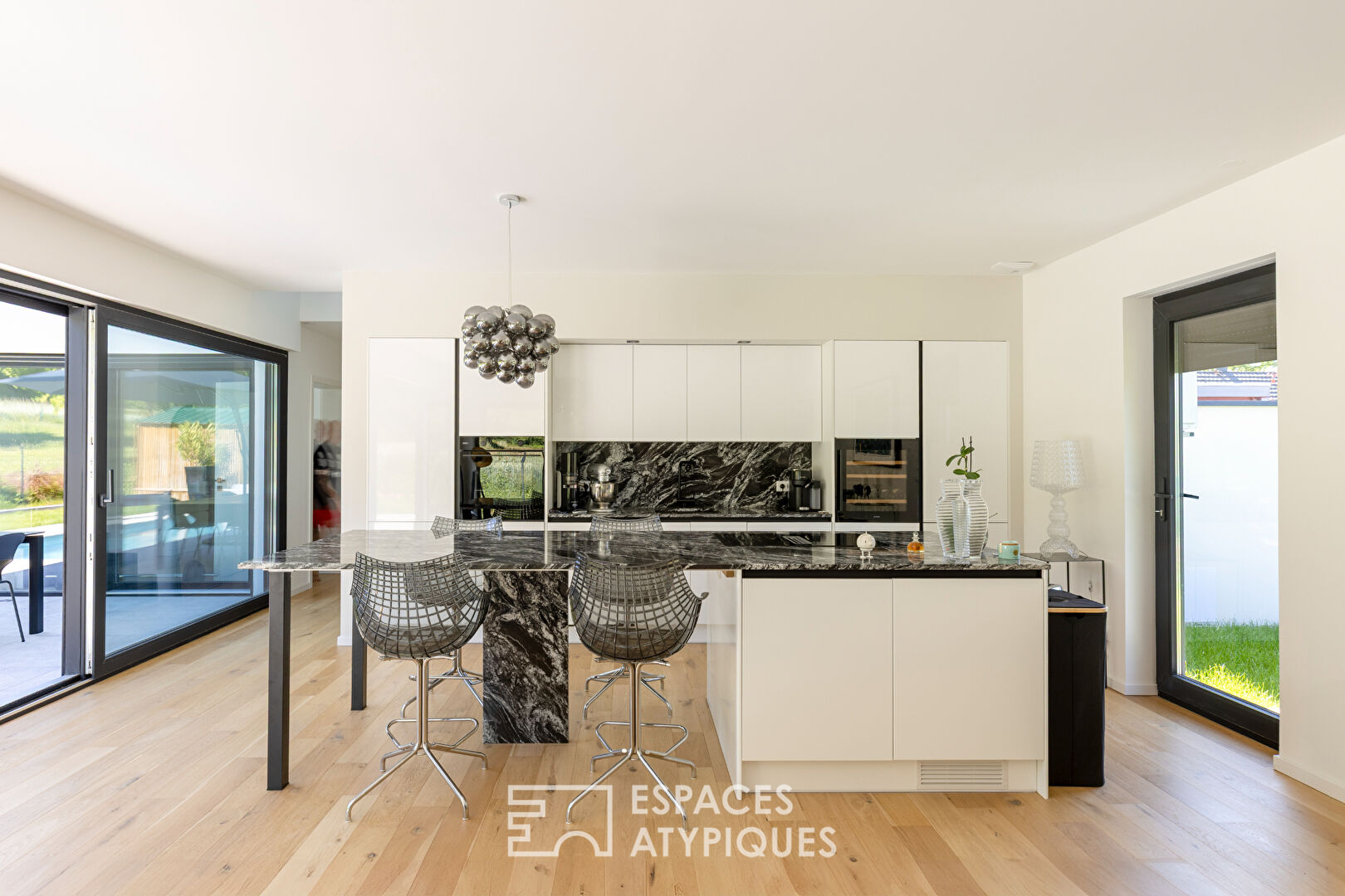 Maison contemporaine avec piscine et jardin