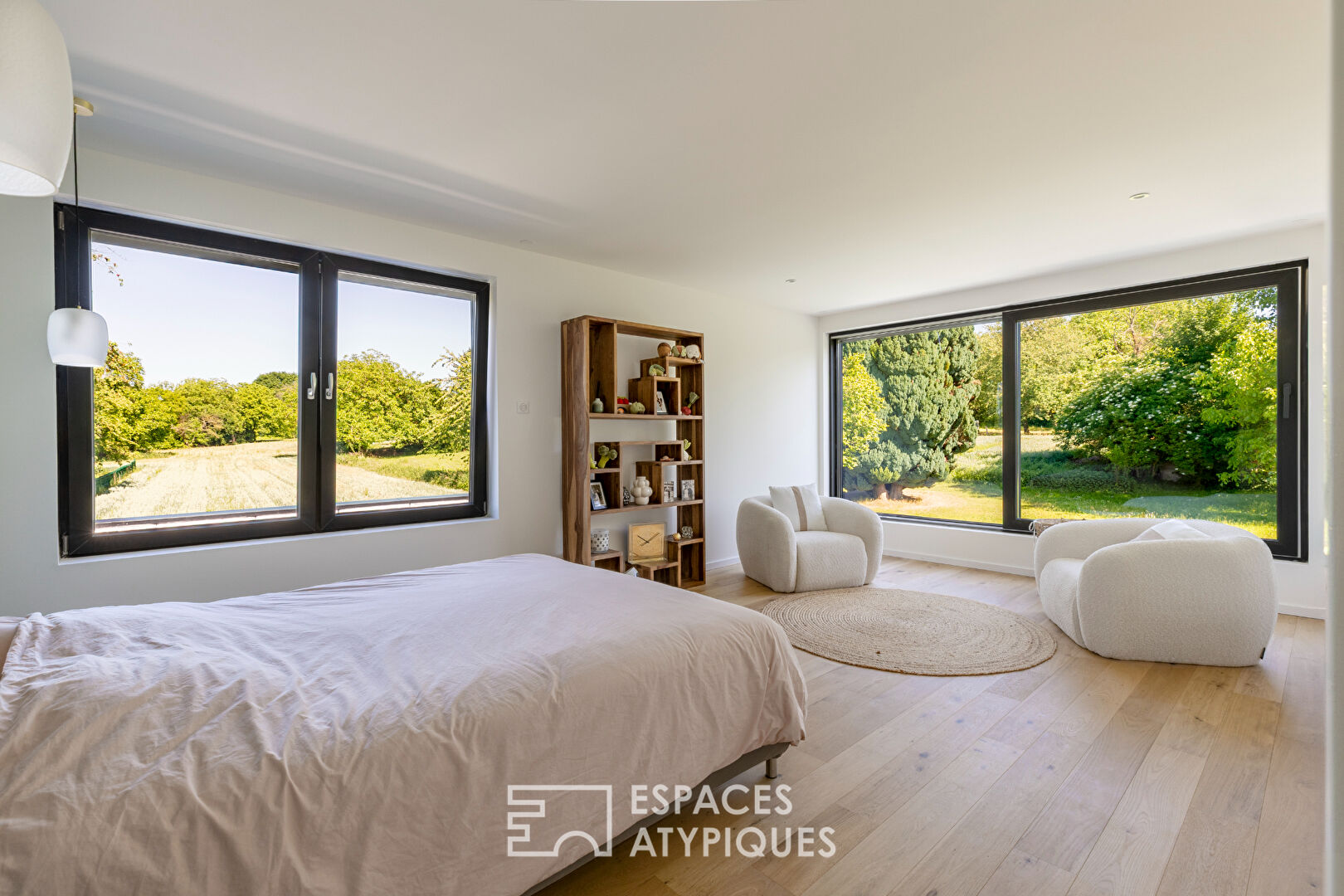 Maison contemporaine avec piscine et jardin