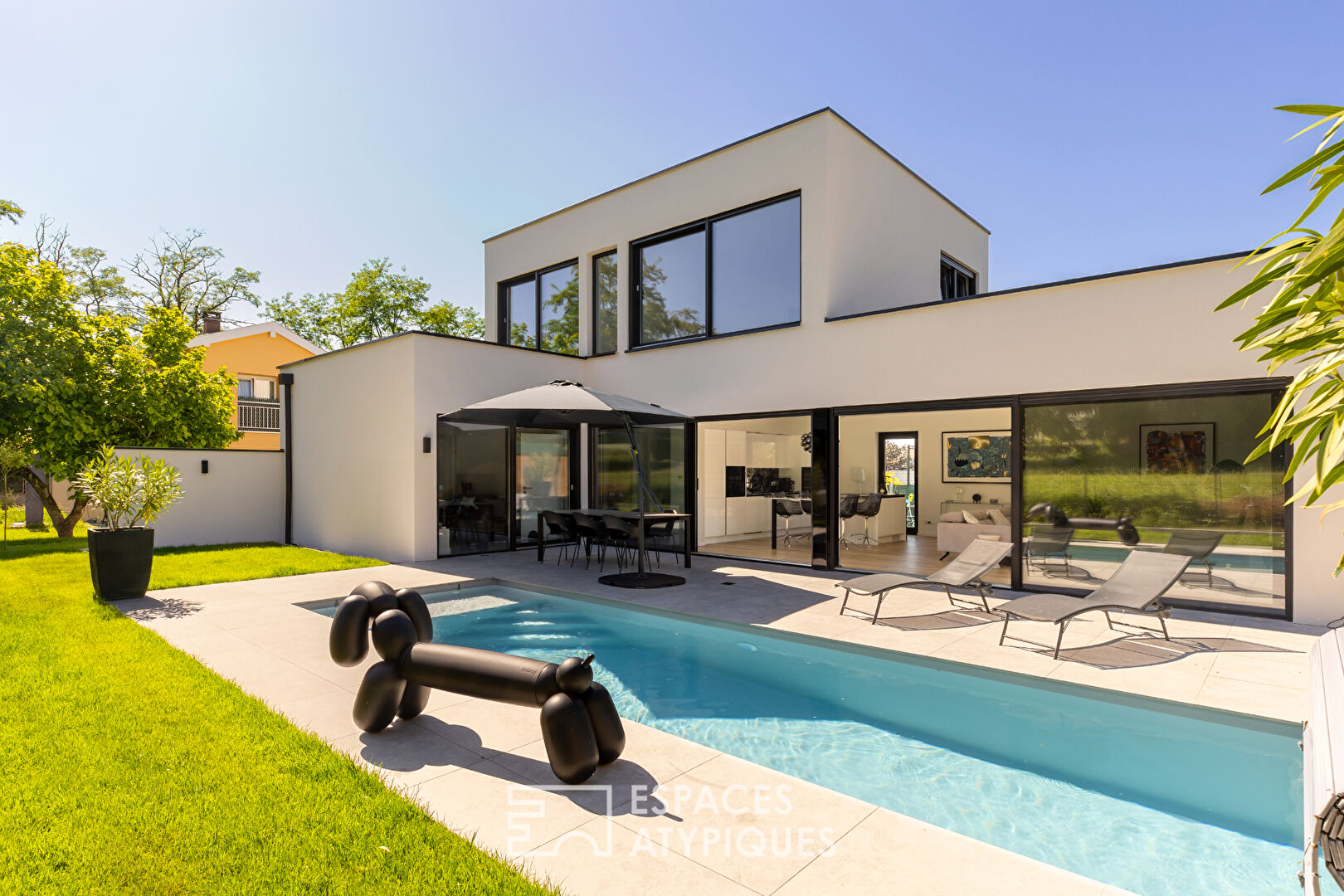 Maison contemporaine avec piscine et jardin