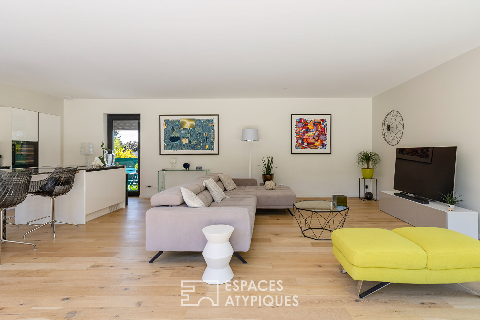 Maison contemporaine avec piscine et jardin