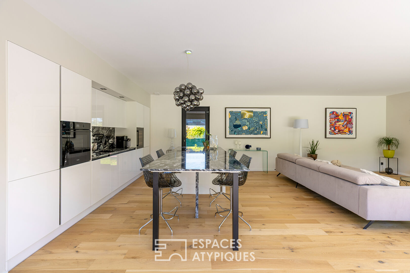Maison contemporaine avec piscine et jardin
