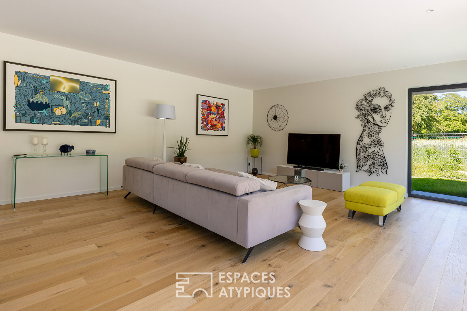 Maison contemporaine avec piscine et jardin