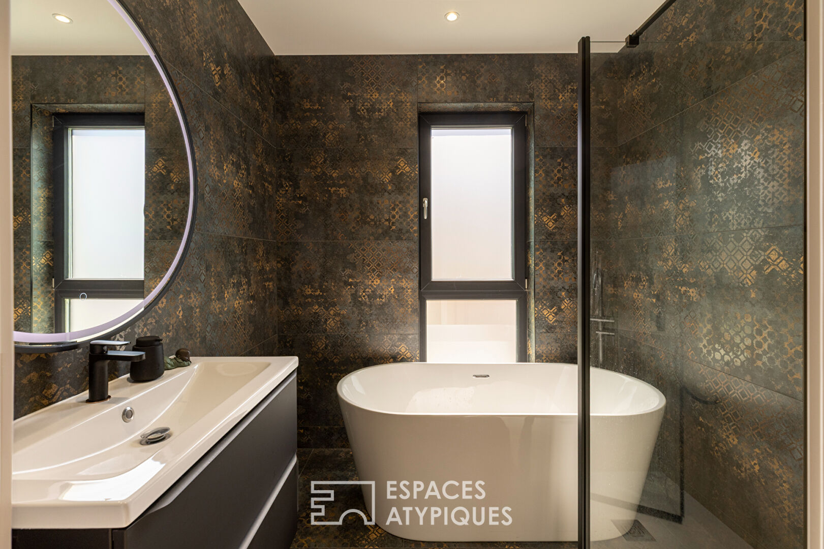 Maison contemporaine avec piscine et jardin
