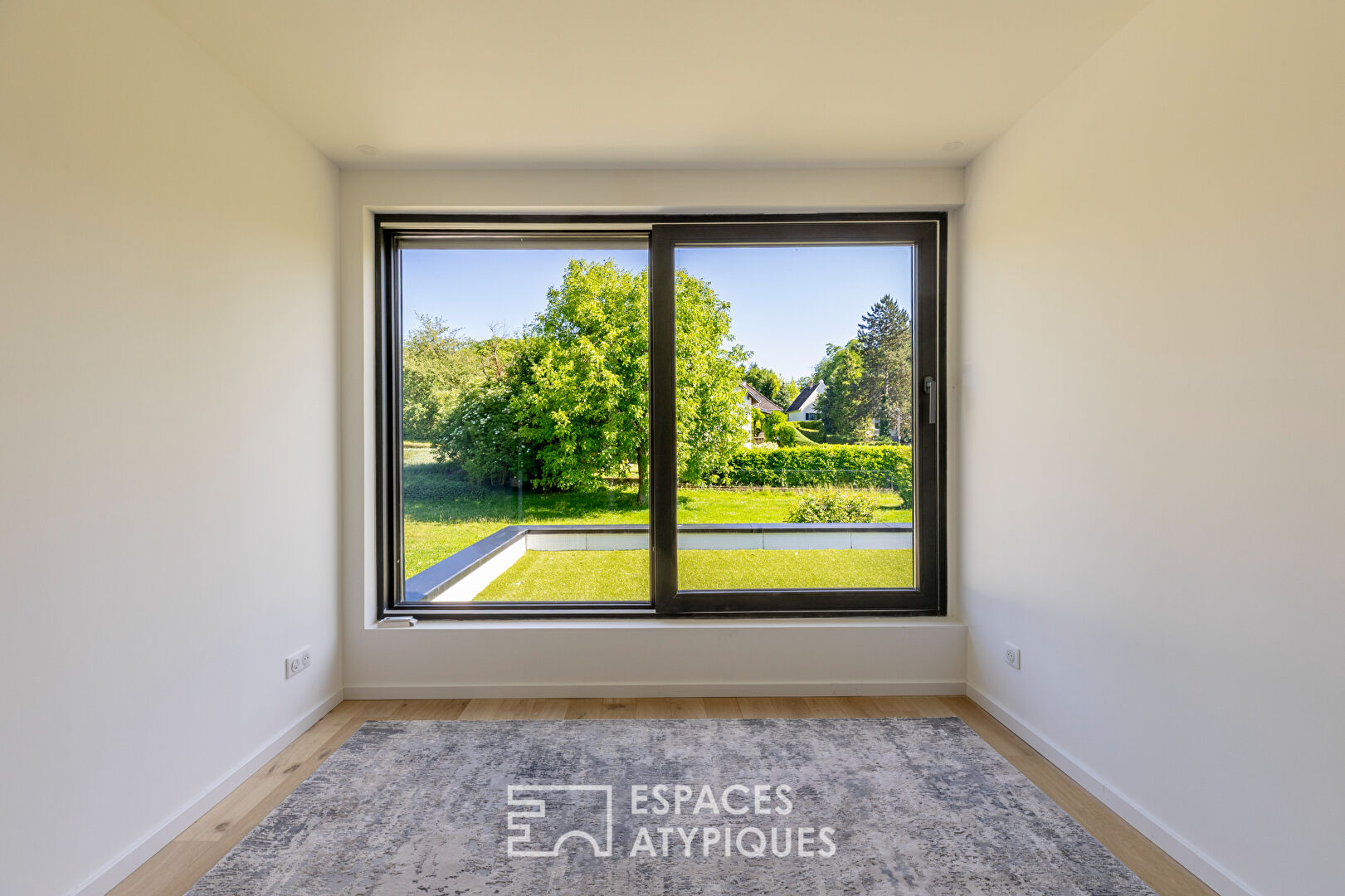 Maison contemporaine avec piscine et jardin