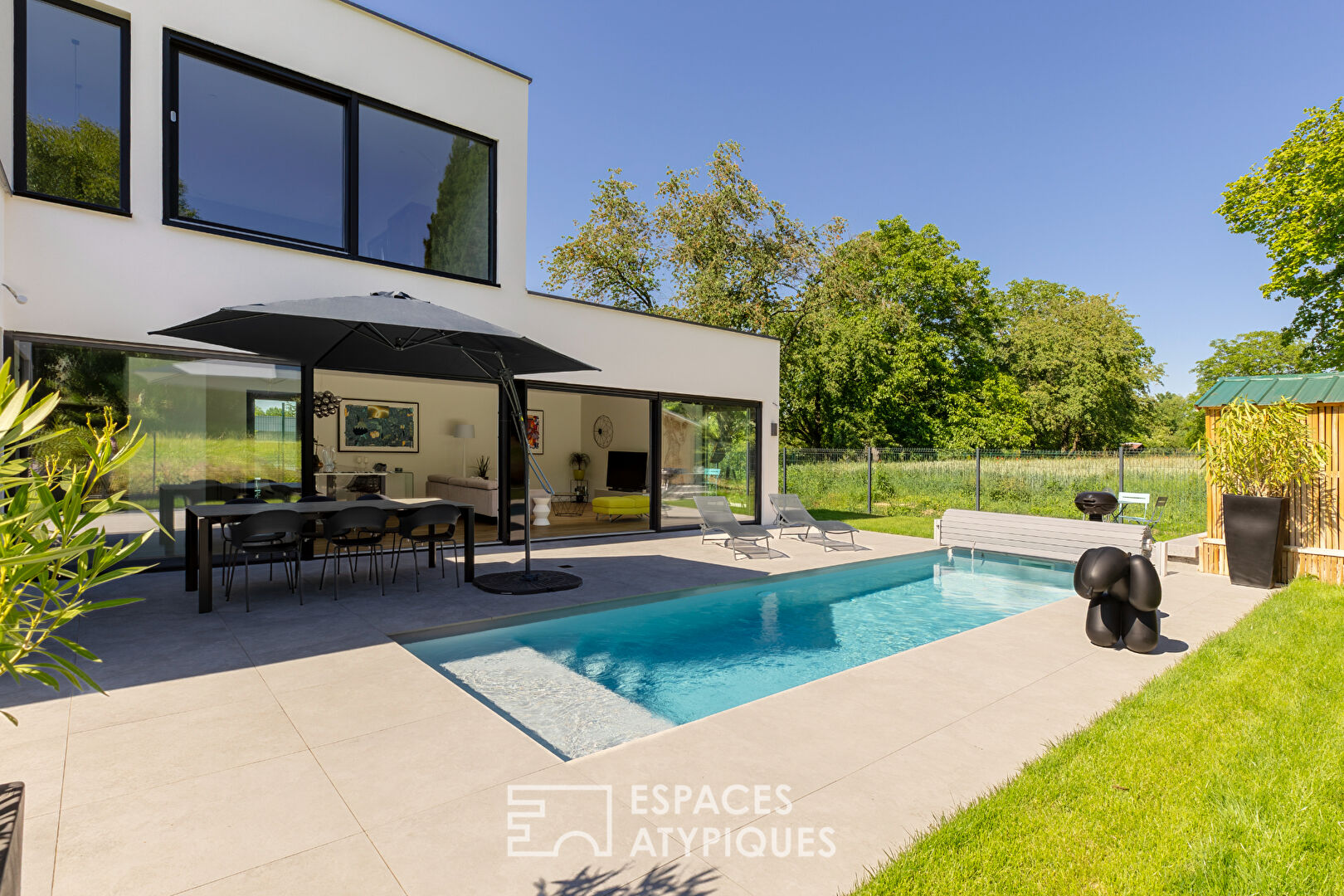 Maison contemporaine avec piscine et jardin