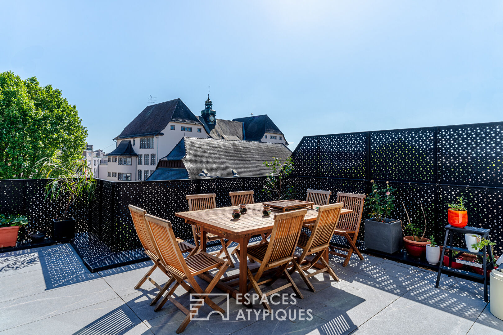 Duplex contemporain aux lignes épurées et ses terrasses
