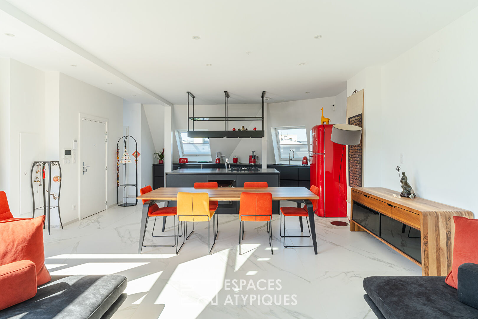Duplex contemporain aux lignes épurées et ses terrasses