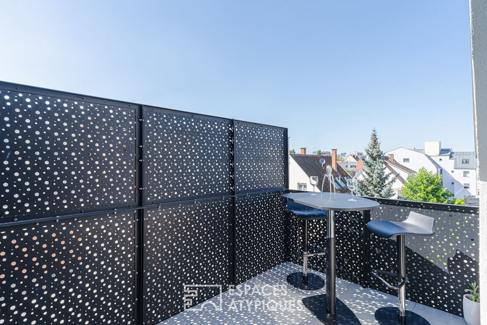 Duplex contemporain aux lignes épurées et ses terrasses