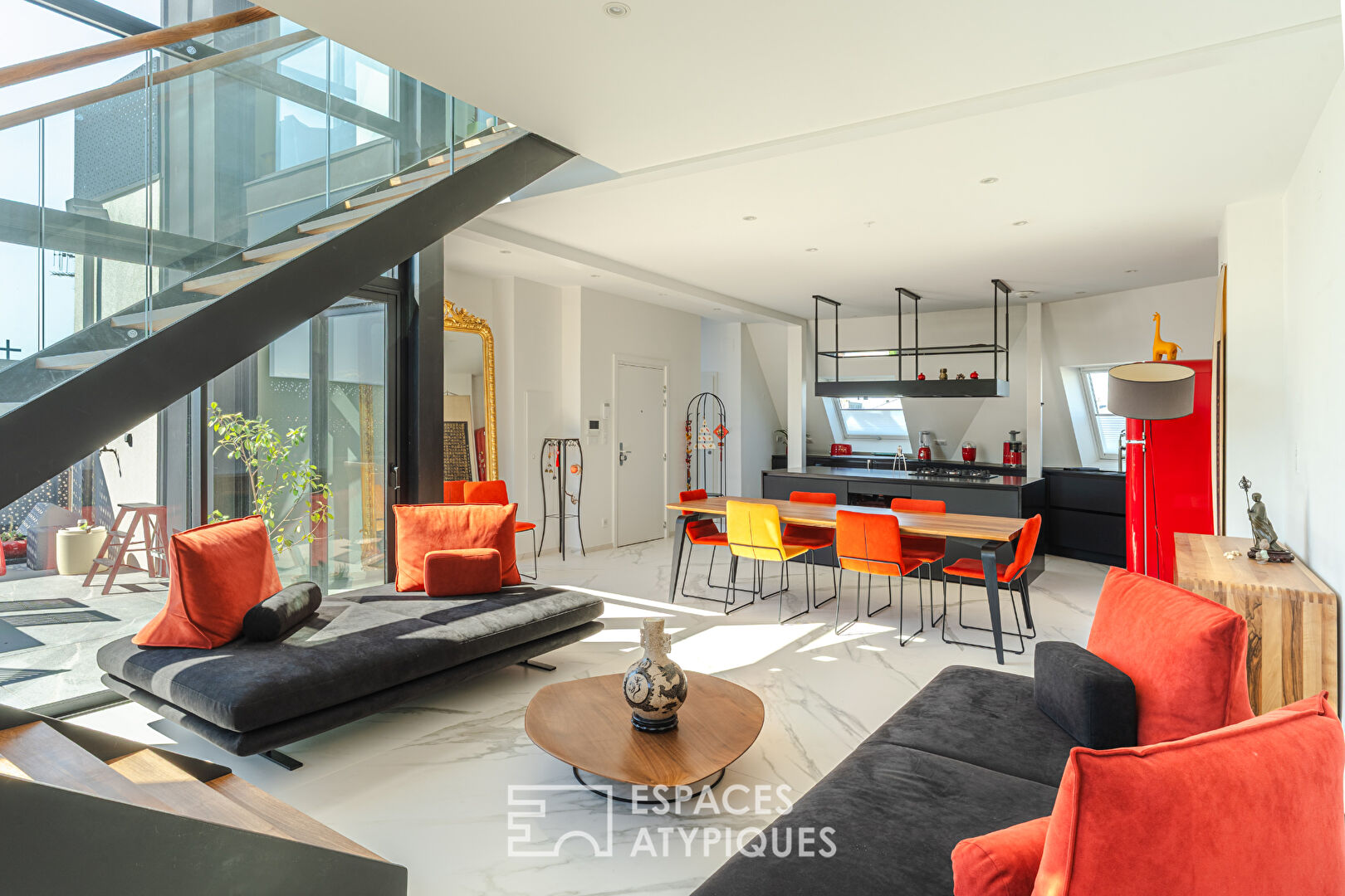 Duplex contemporain aux lignes épurées et ses terrasses