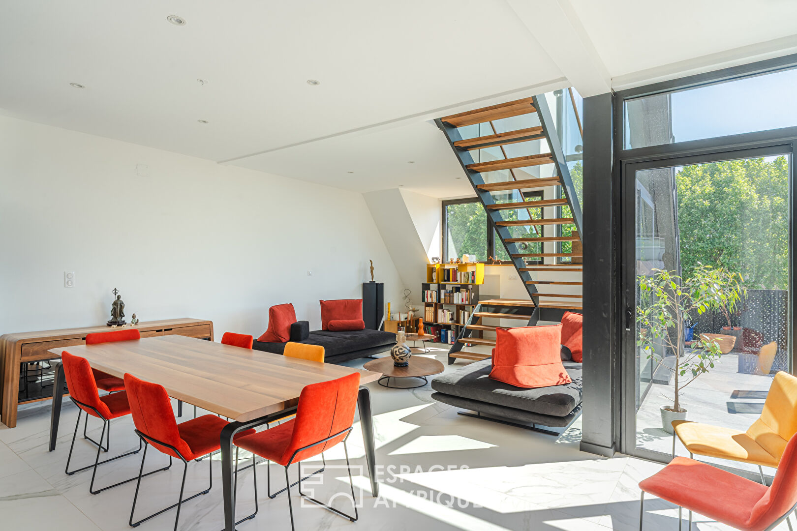 Duplex contemporain aux lignes épurées et ses terrasses