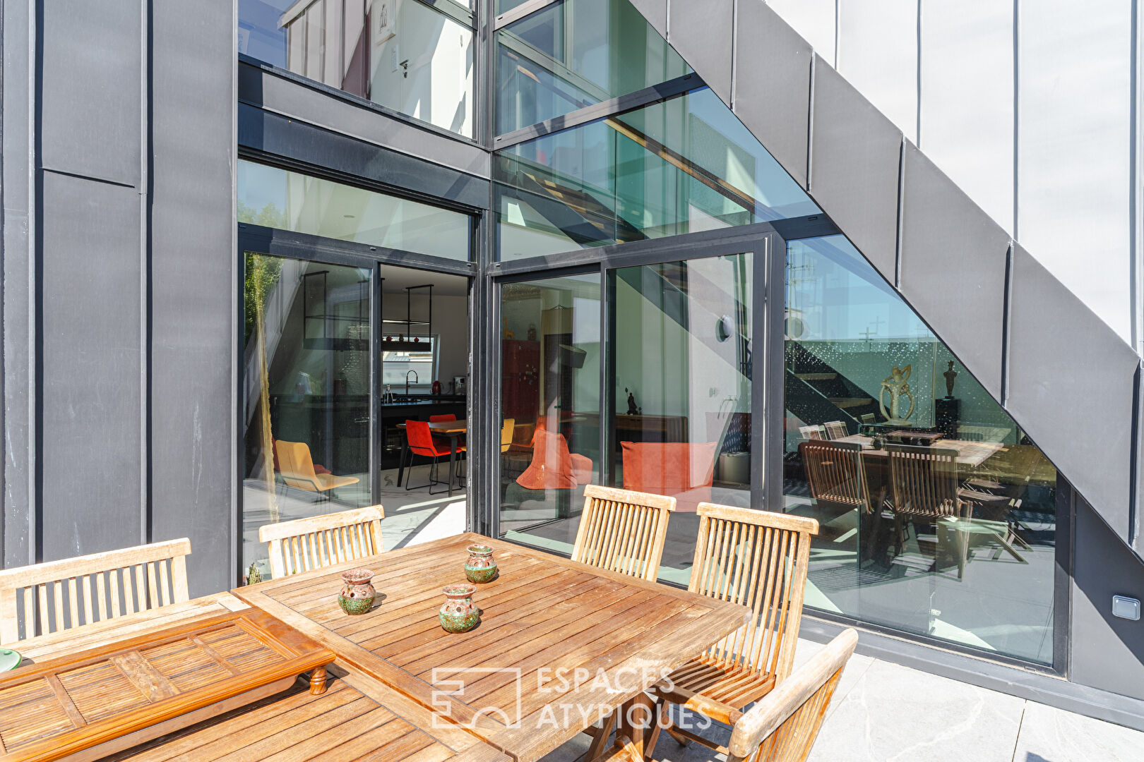 Duplex contemporain aux lignes épurées et ses terrasses