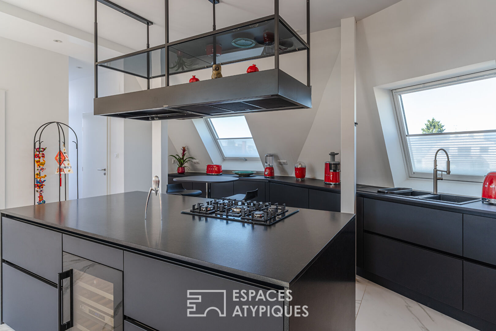Duplex contemporain aux lignes épurées et ses terrasses