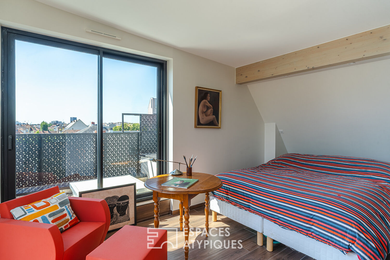 Duplex contemporain aux lignes épurées et ses terrasses