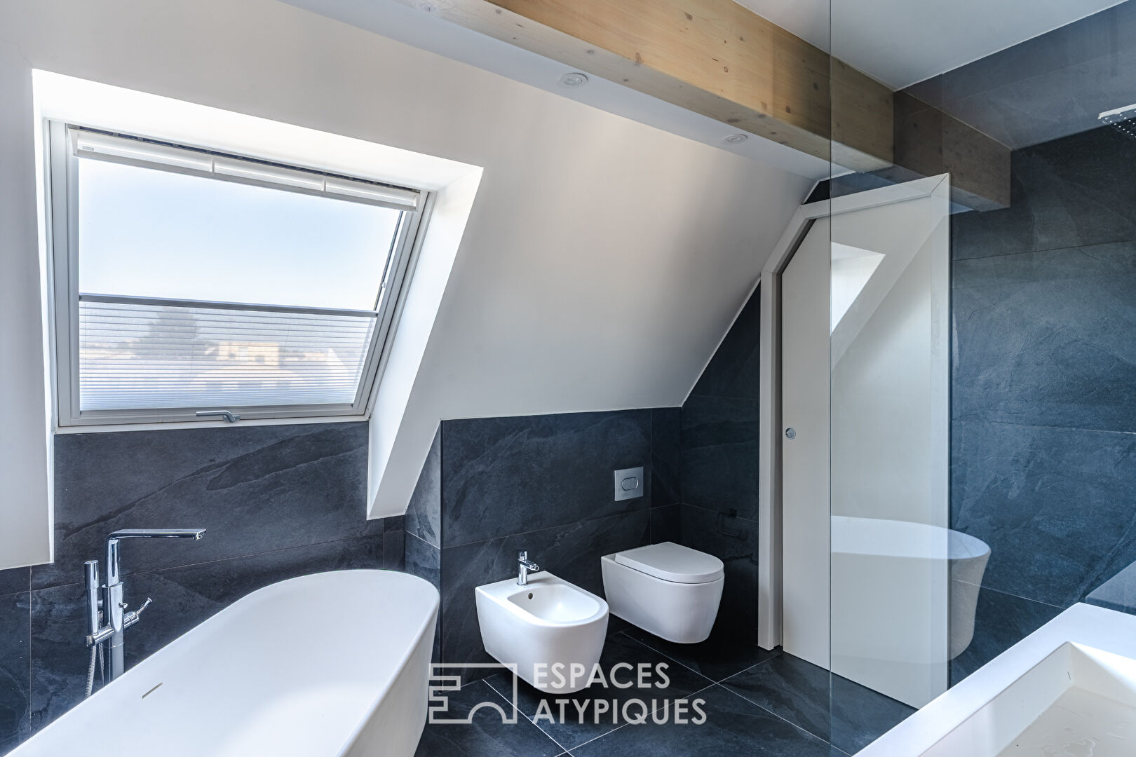 Duplex contemporain aux lignes épurées et ses terrasses