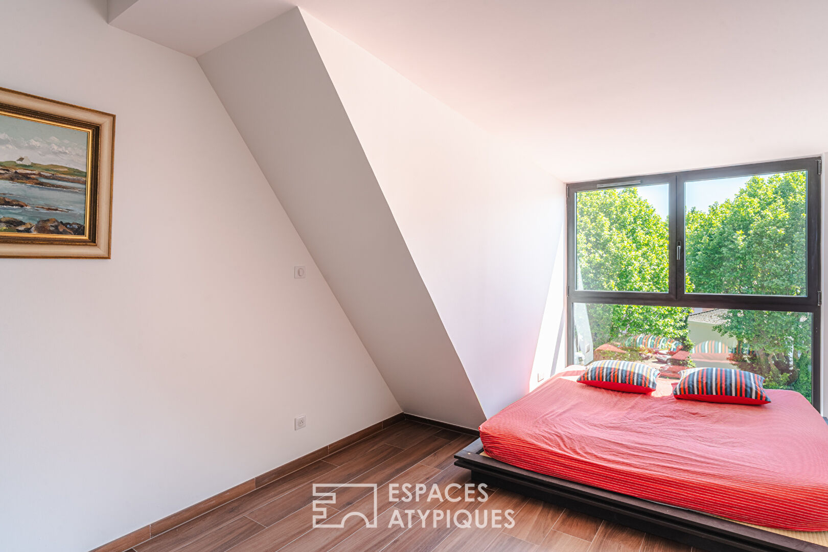 Duplex contemporain aux lignes épurées et ses terrasses