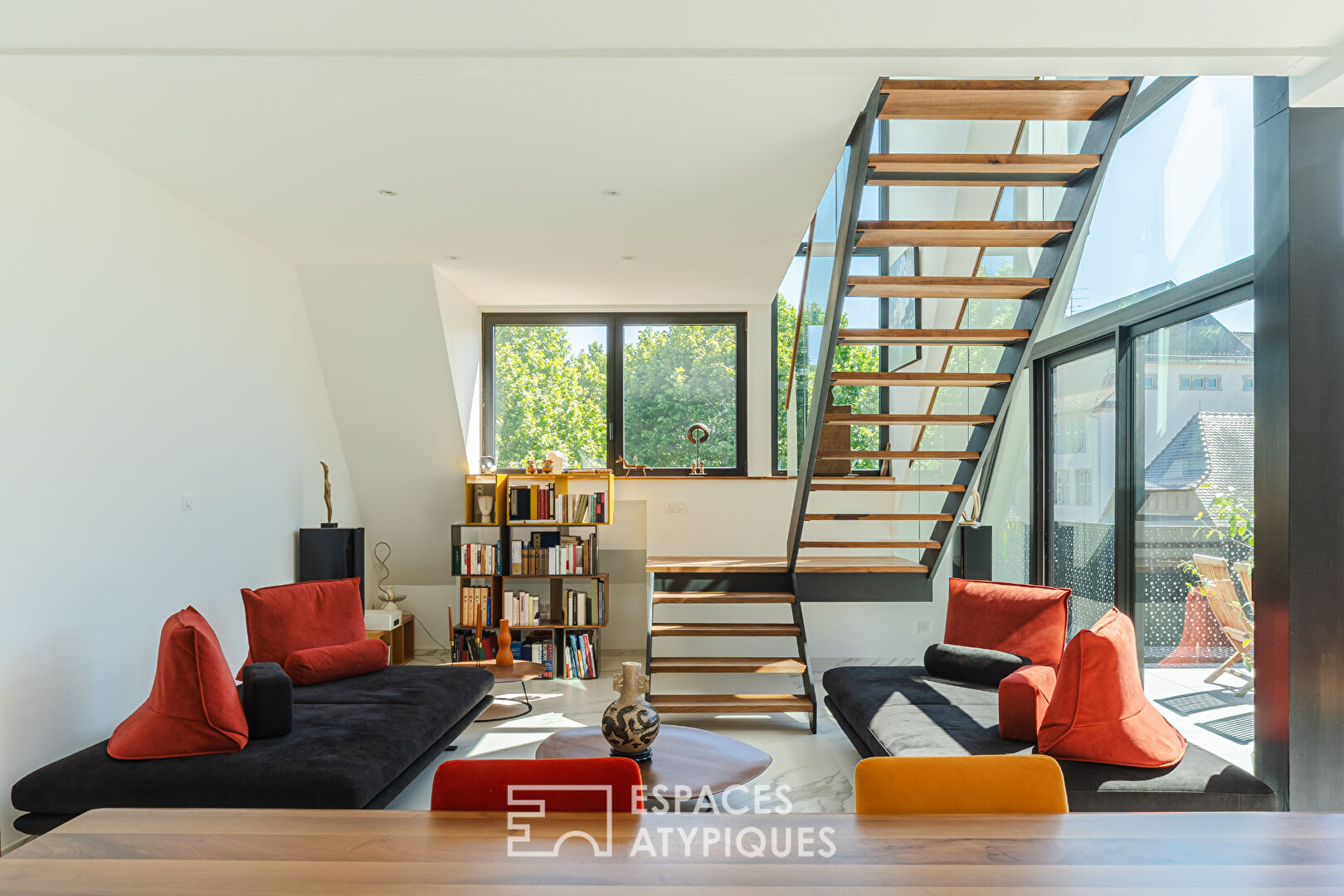 Duplex contemporain aux lignes épurées et ses terrasses