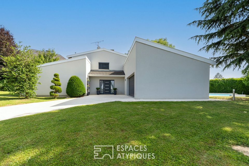 Maison d'architecte et son jardin paysager avec piscine
