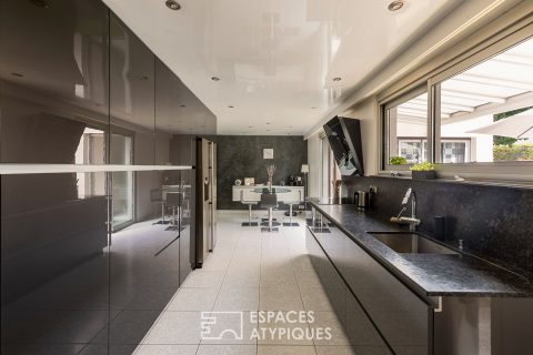 Maison d’architecte et son jardin paysager avec piscine