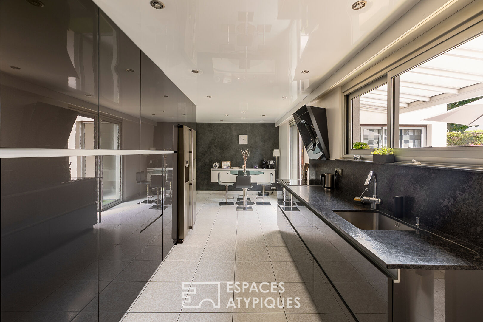 Maison d’architecte et son jardin paysager avec piscine