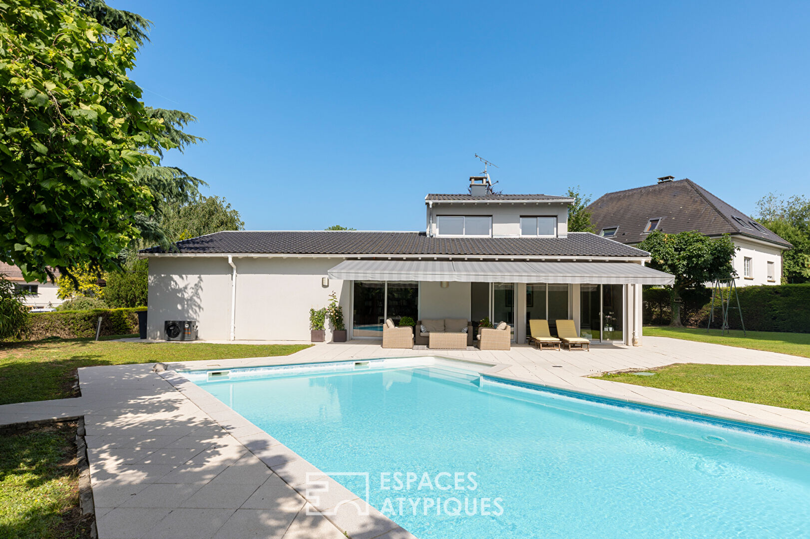 Maison d’architecte et son jardin paysager avec piscine
