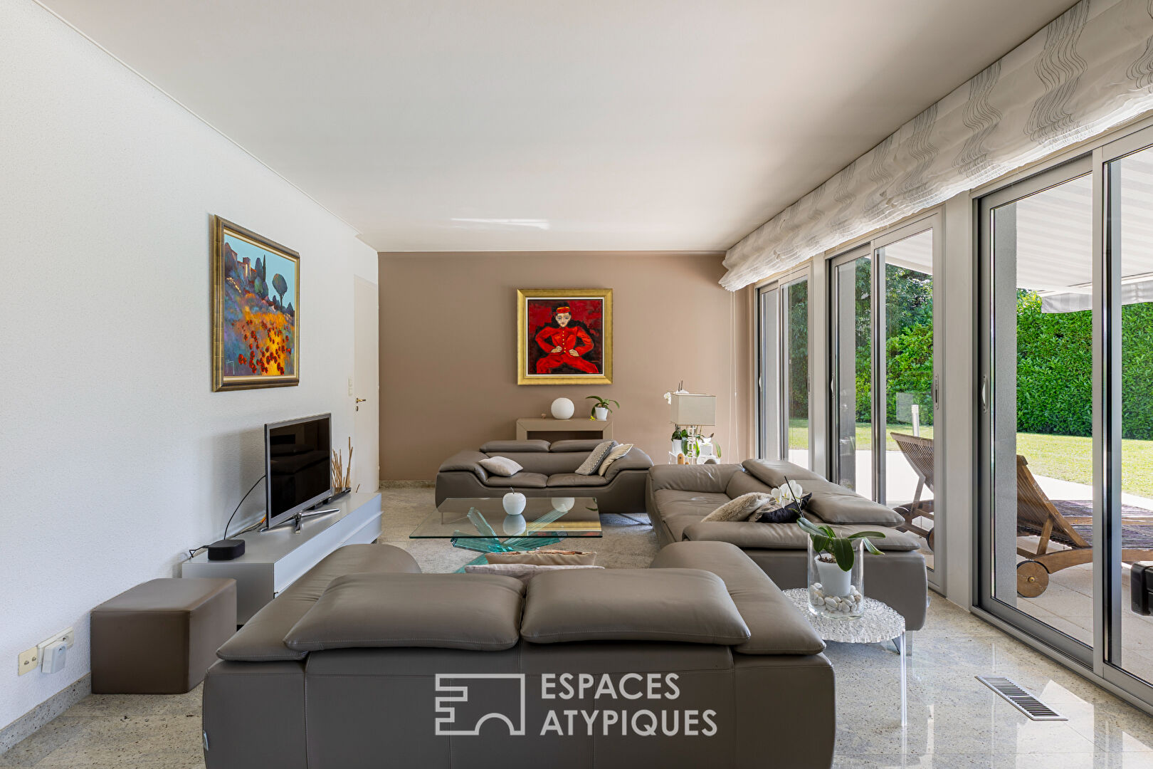 Maison d’architecte et son jardin paysager avec piscine