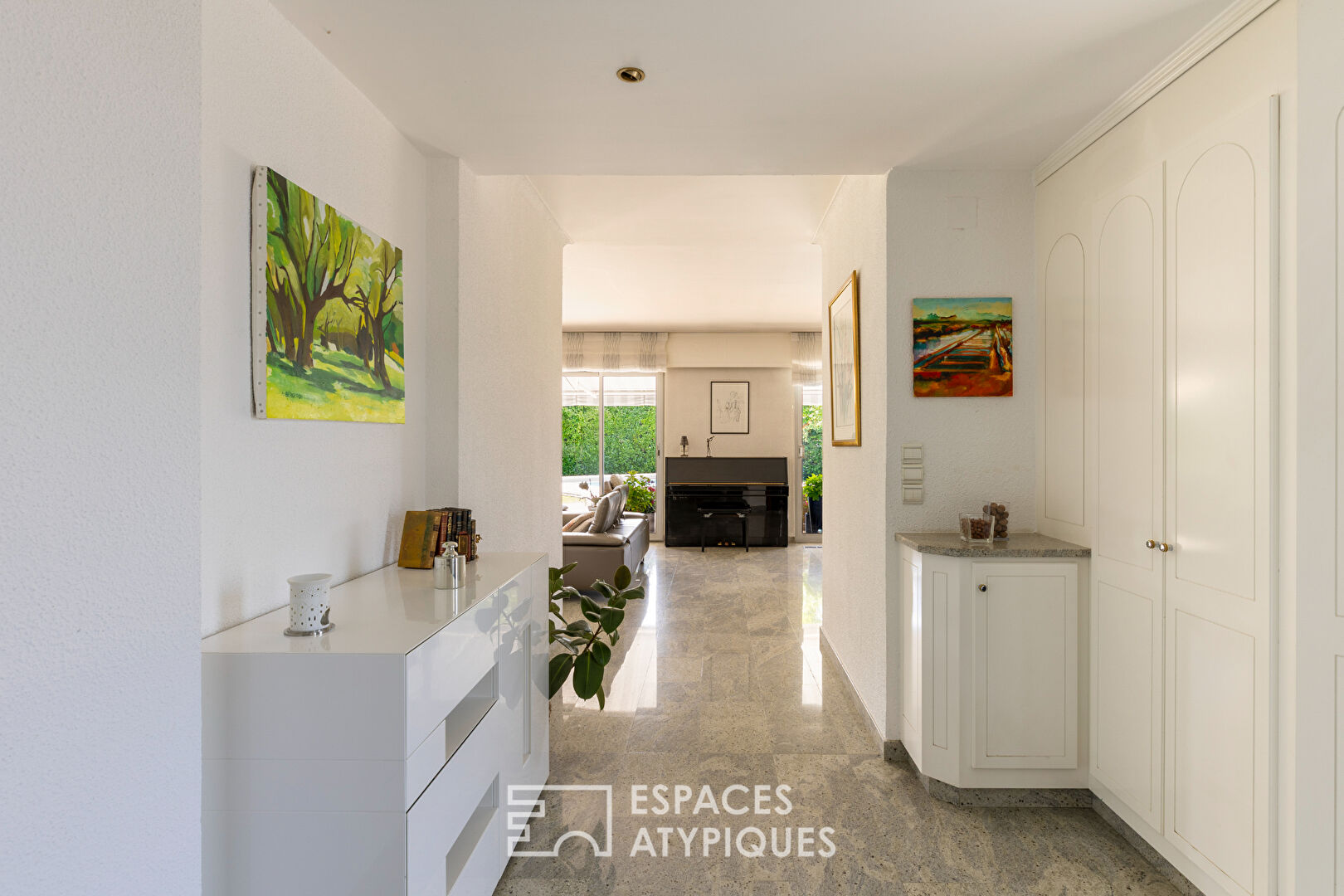 Maison d’architecte et son jardin paysager avec piscine