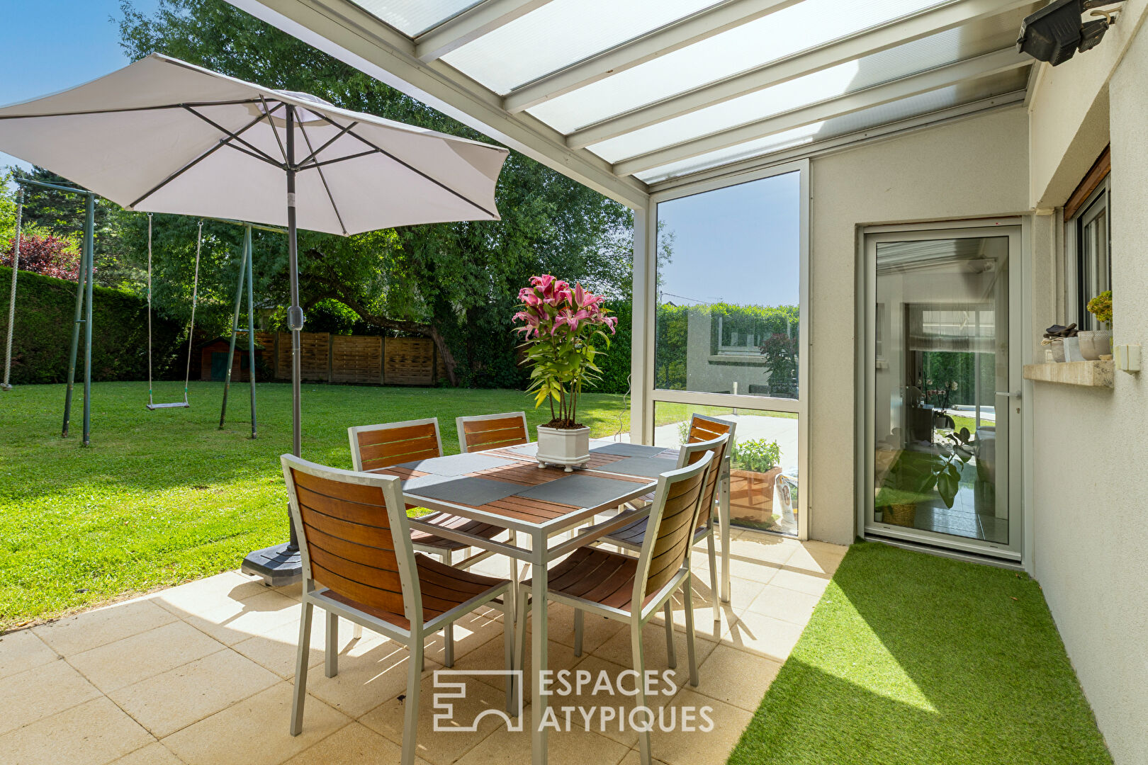 Maison d’architecte et son jardin paysager avec piscine