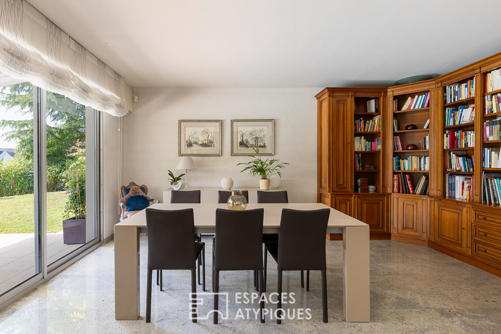 Maison d’architecte et son jardin paysager avec piscine
