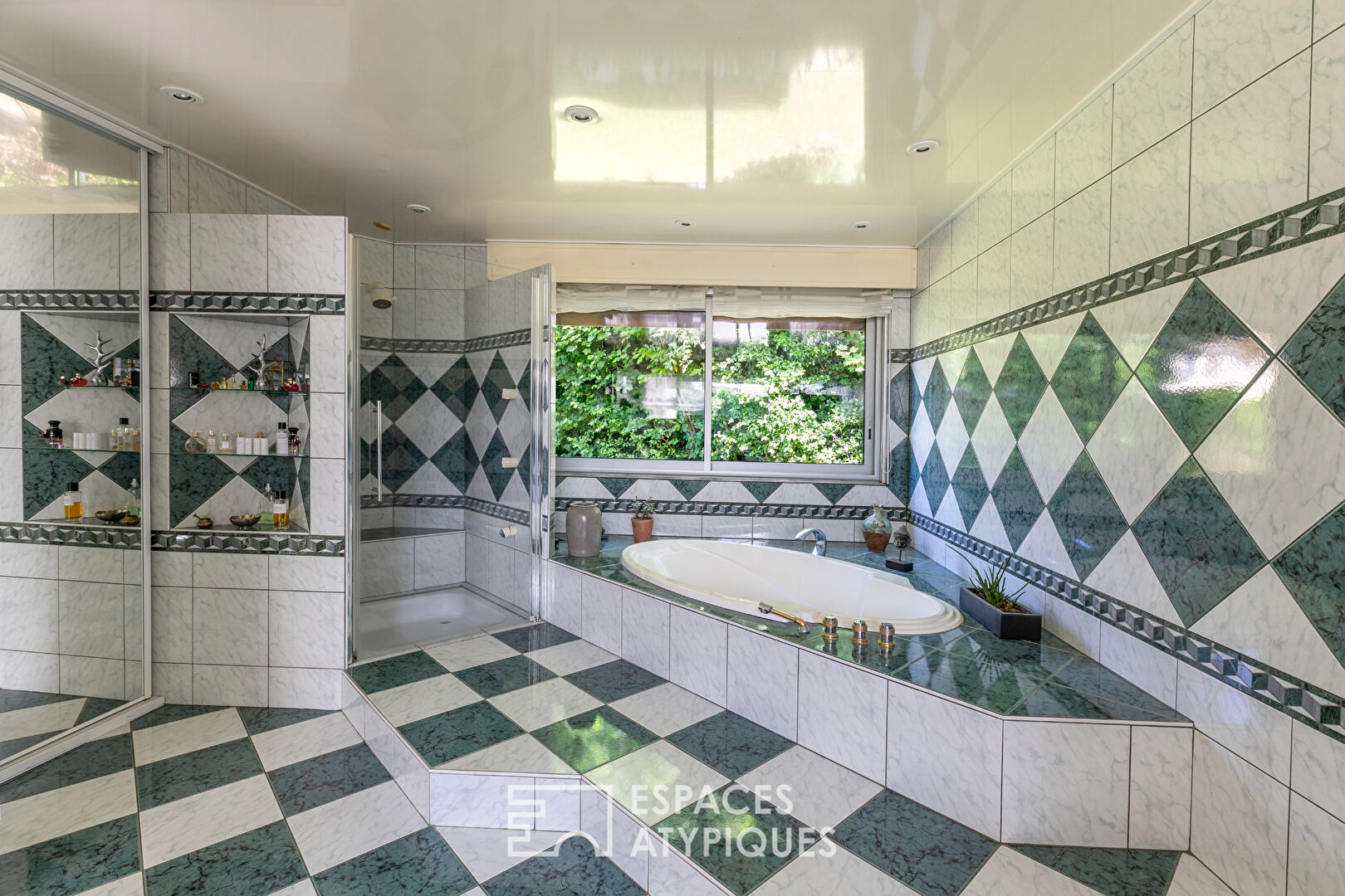 Maison d’architecte et son jardin paysager avec piscine