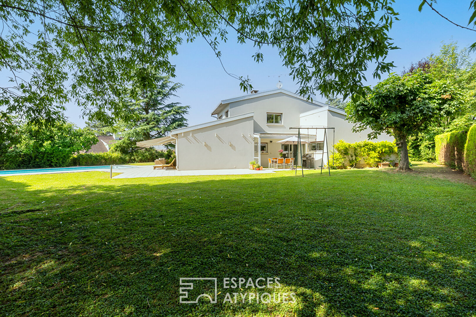 Maison d’architecte et son jardin paysager avec piscine