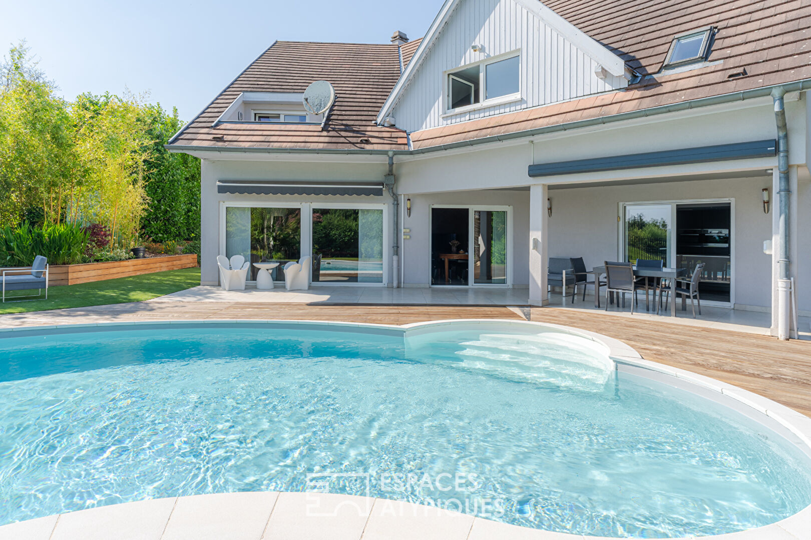 Architect-designed house with swimming pool and views over the Alsace plain