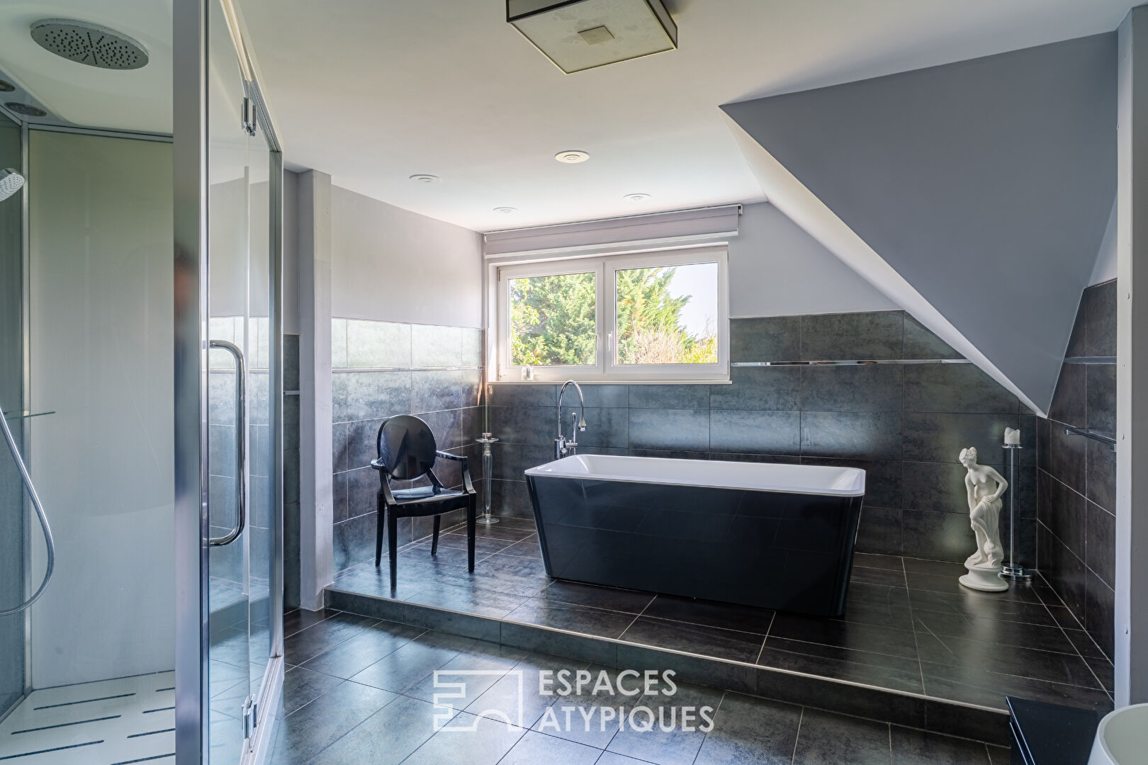Architect-designed house with swimming pool and views over the Alsace plain