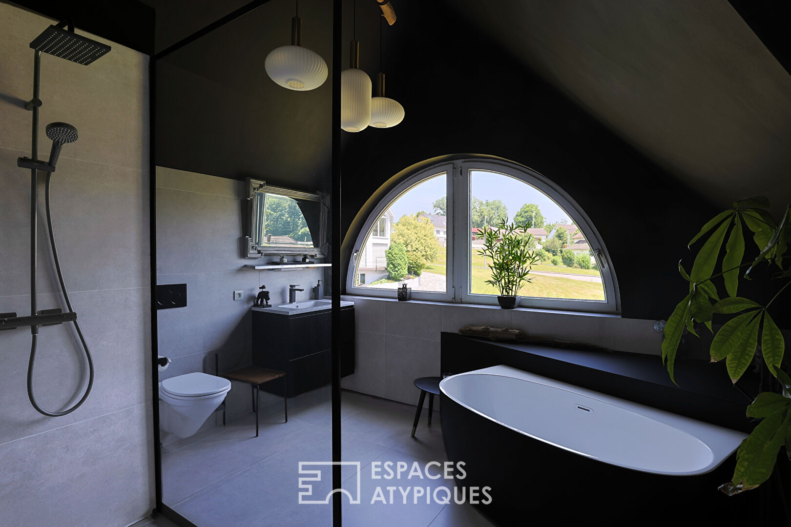 Maison contemporaine avec espace bien être et vue dominante
