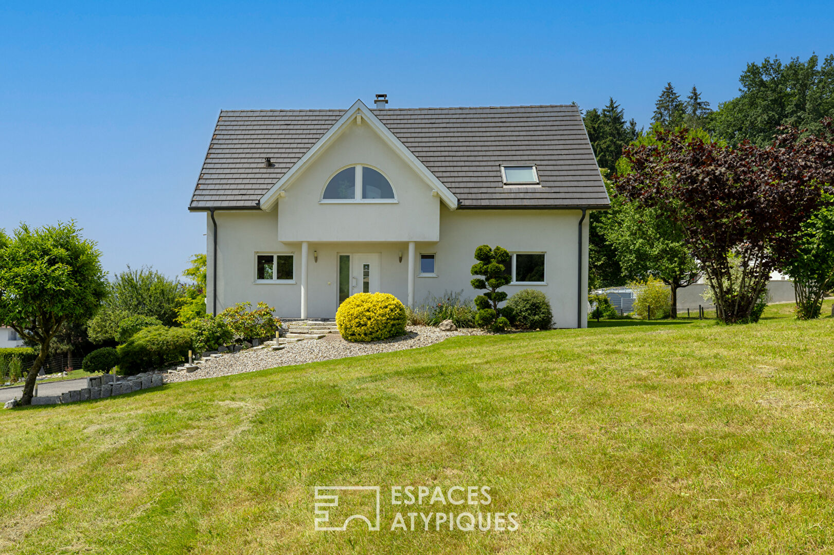 Maison contemporaine avec espace bien être et vue dominante