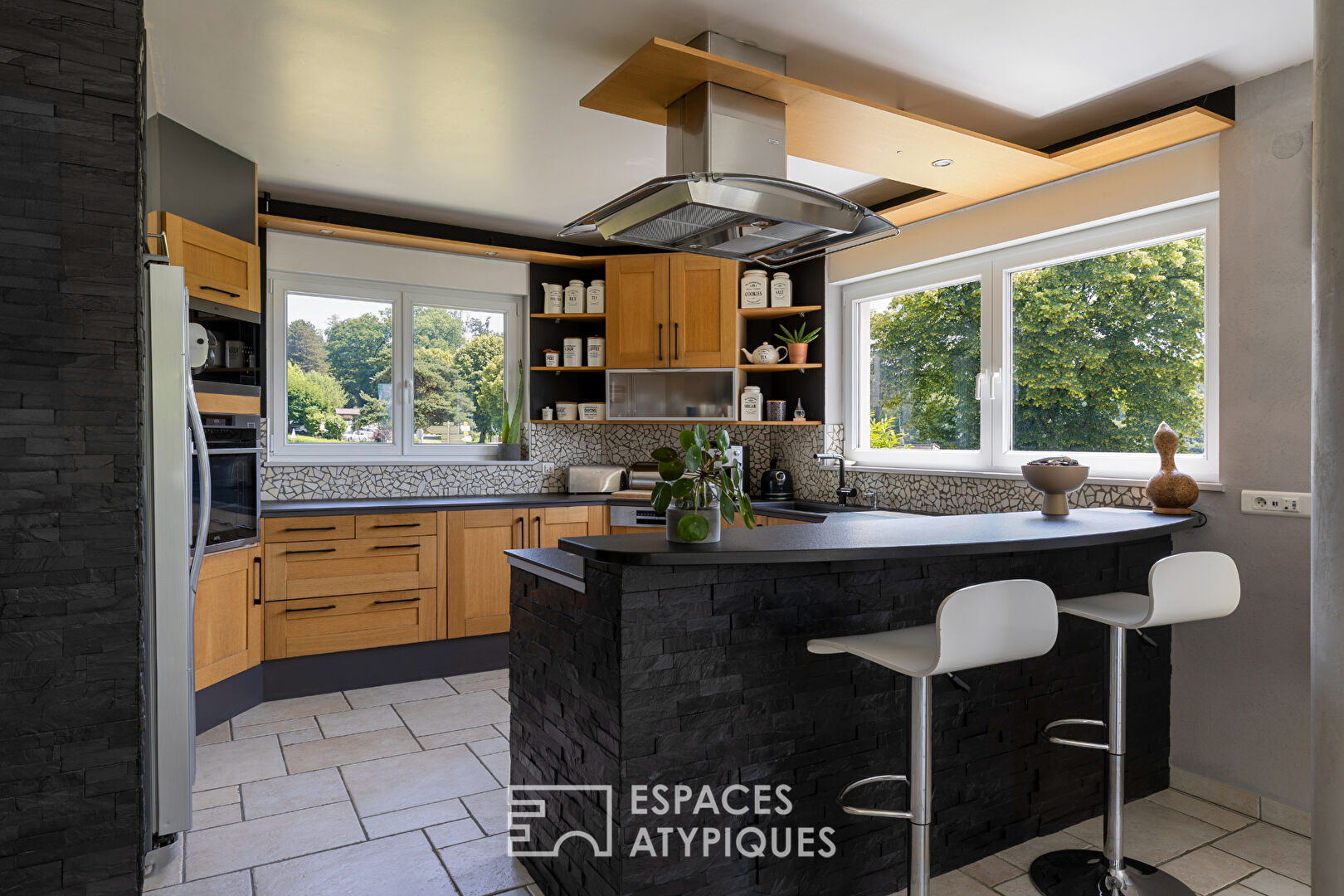 Maison contemporaine avec espace bien être et vue dominante
